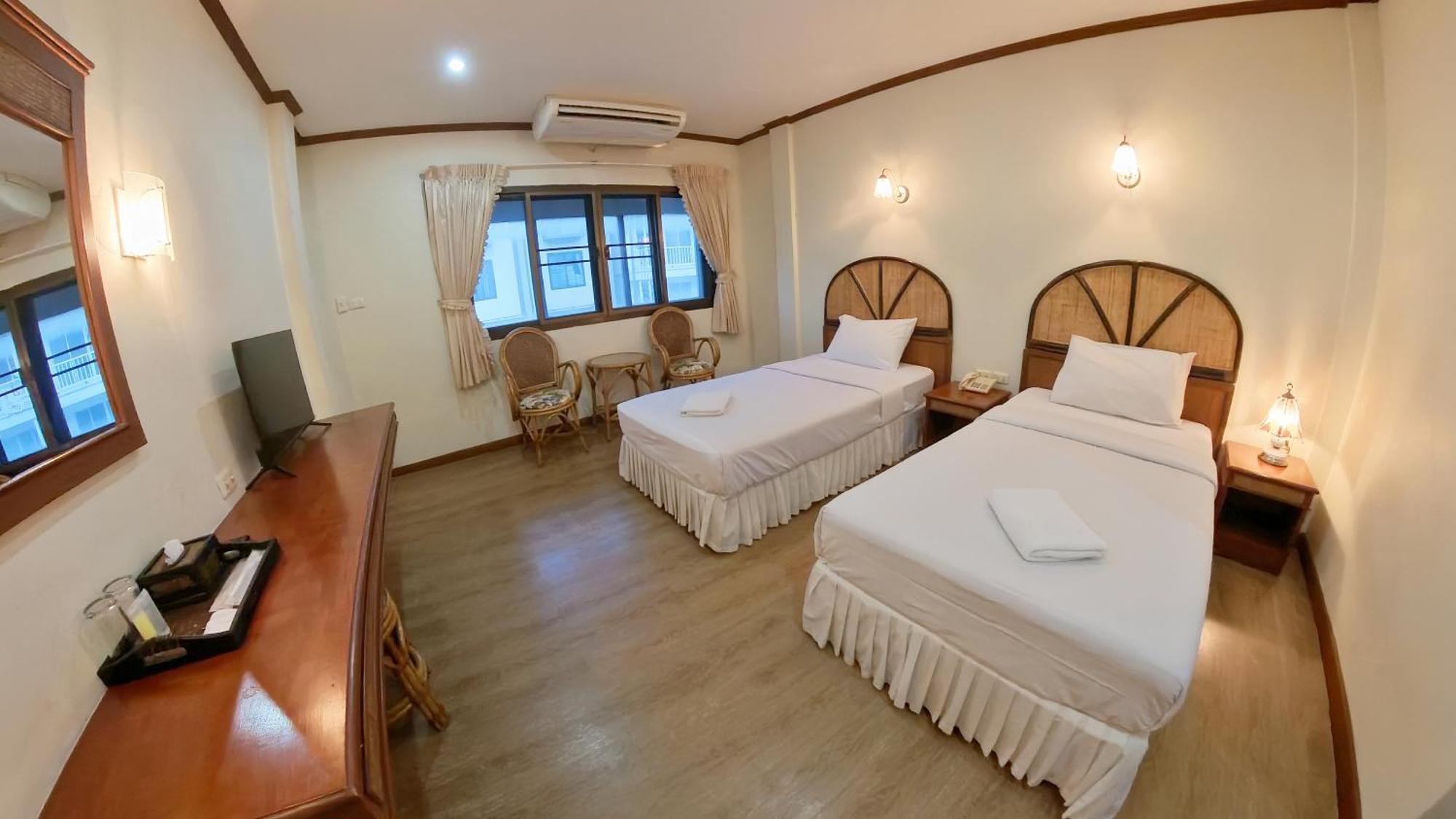 Roongruang Hotel Chiang Mai Exteriör bild