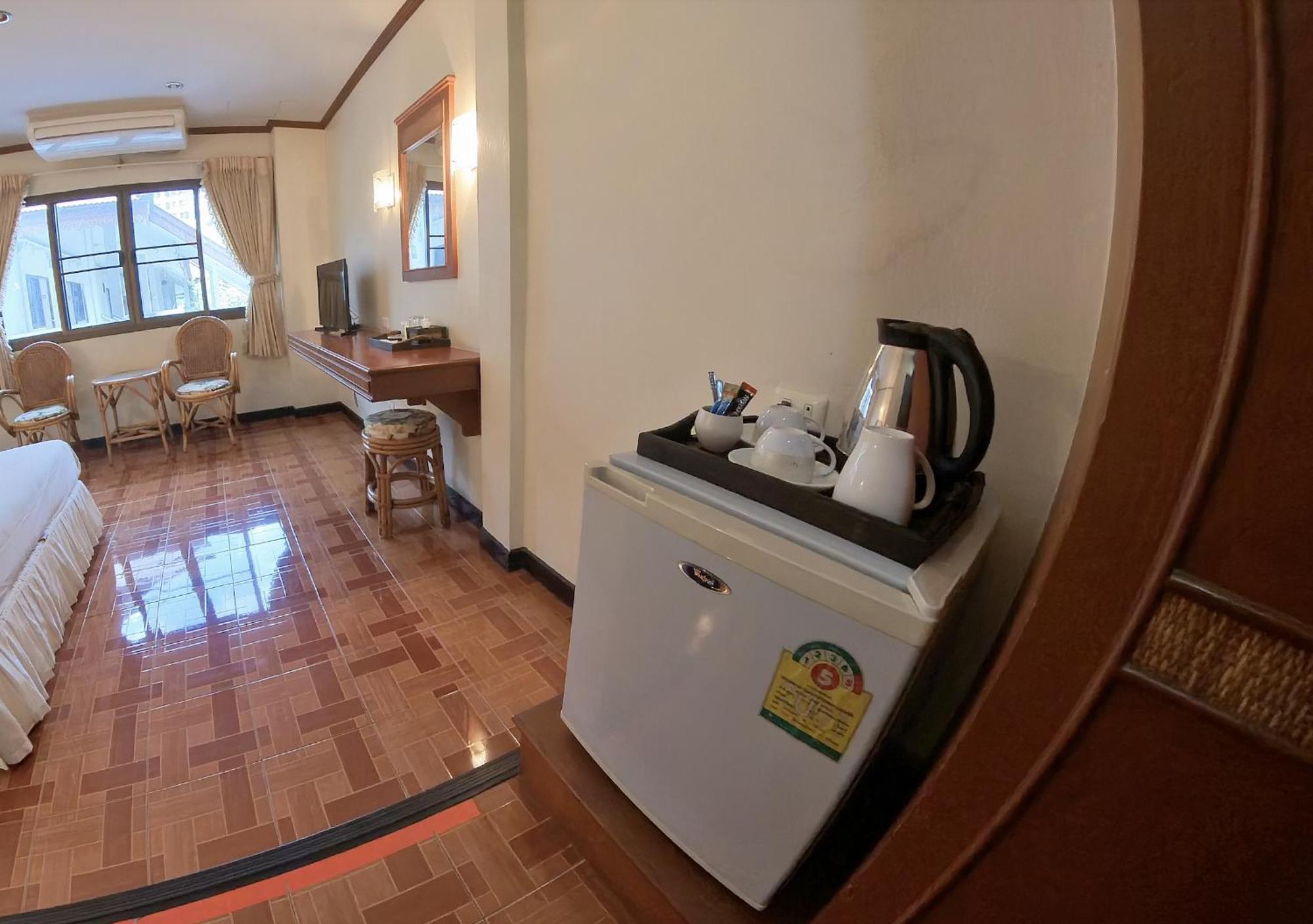 Roongruang Hotel Chiang Mai Exteriör bild