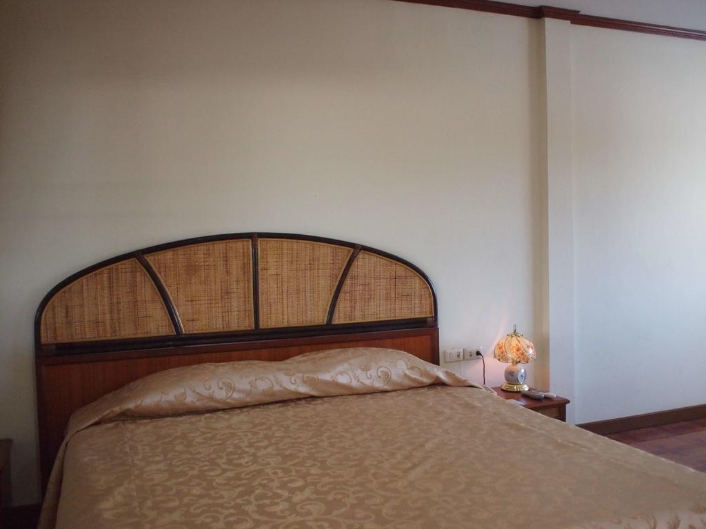 Roongruang Hotel Chiang Mai Exteriör bild