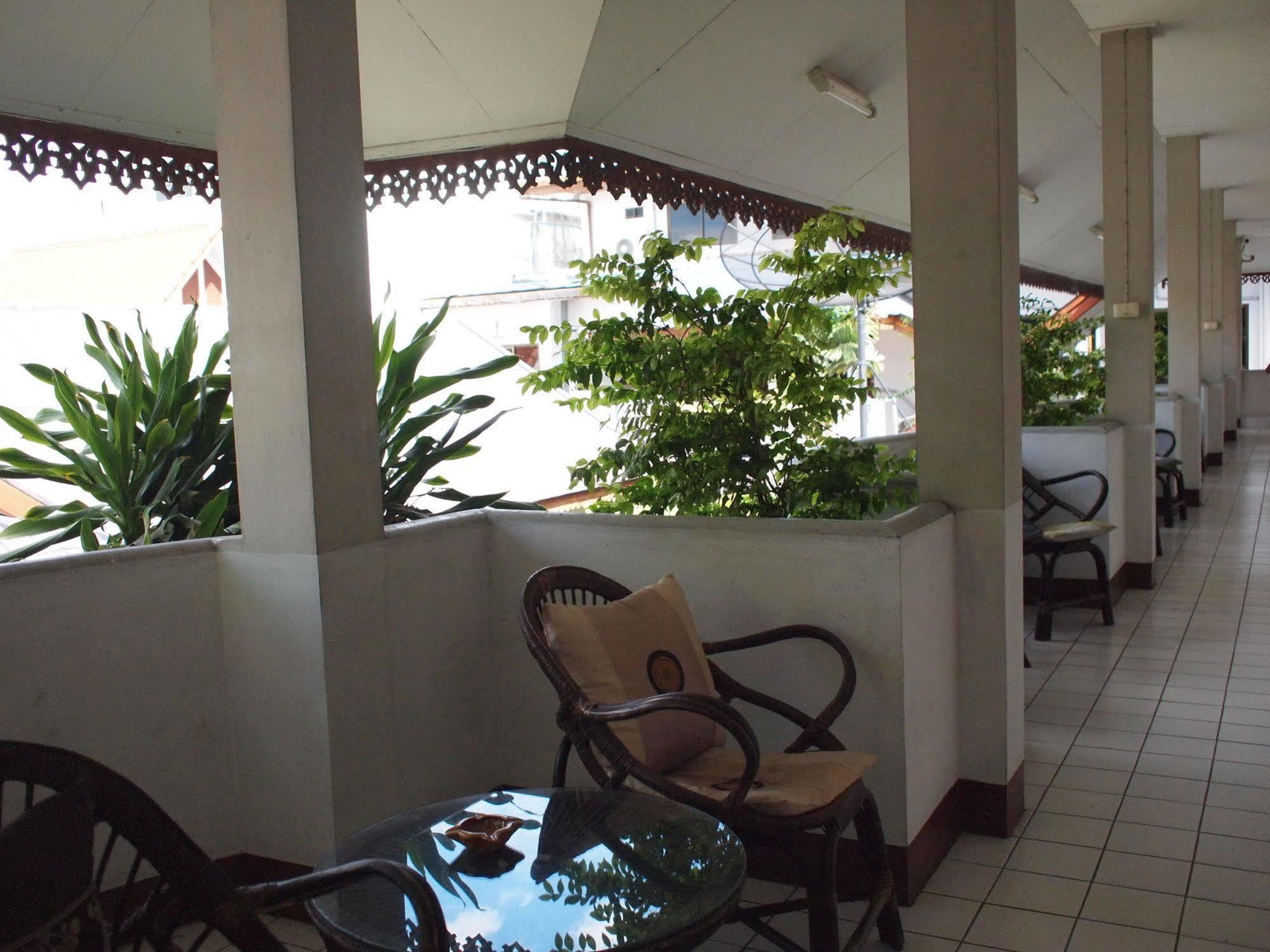 Roongruang Hotel Chiang Mai Exteriör bild