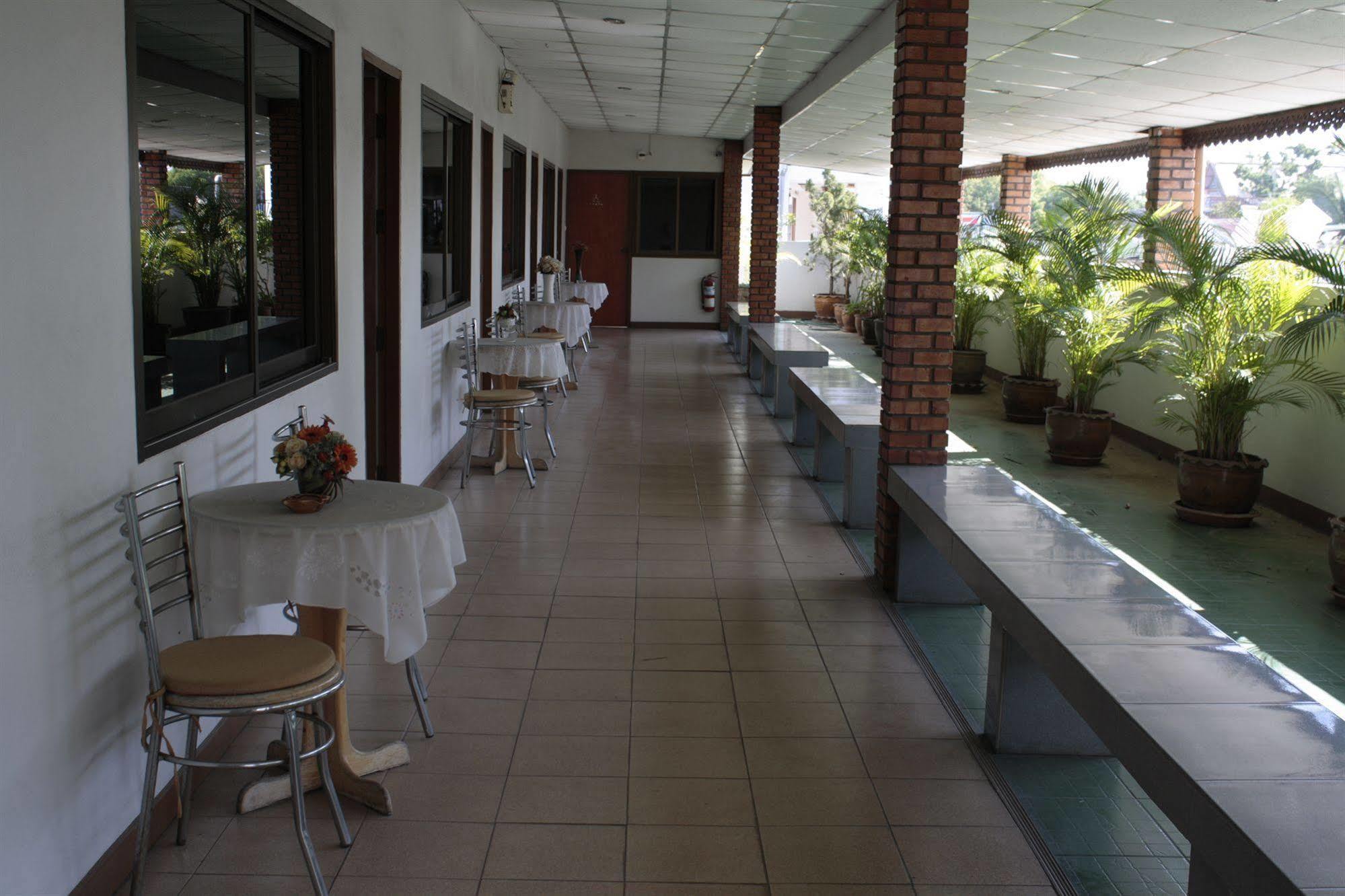 Roongruang Hotel Chiang Mai Exteriör bild