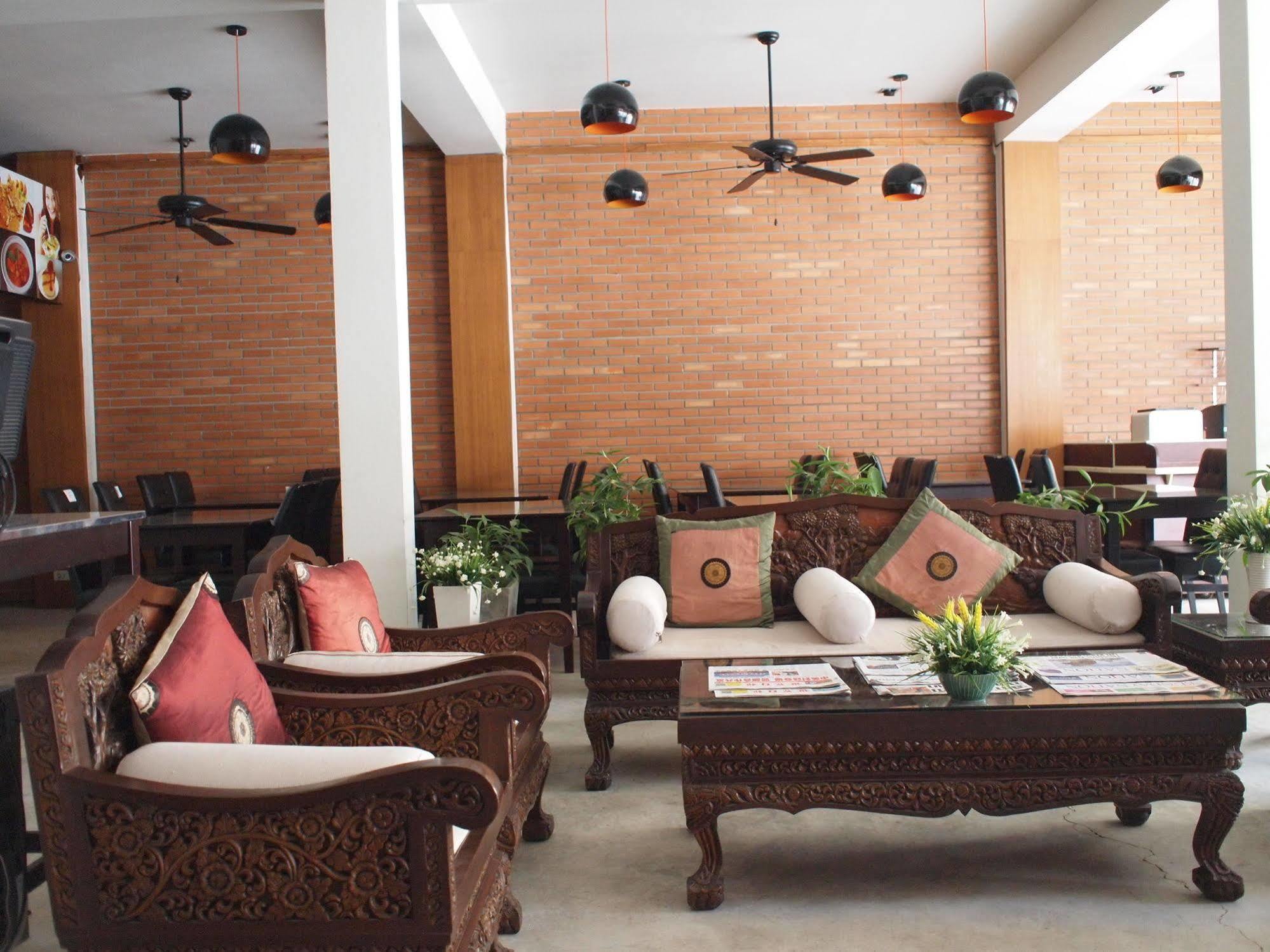 Roongruang Hotel Chiang Mai Exteriör bild