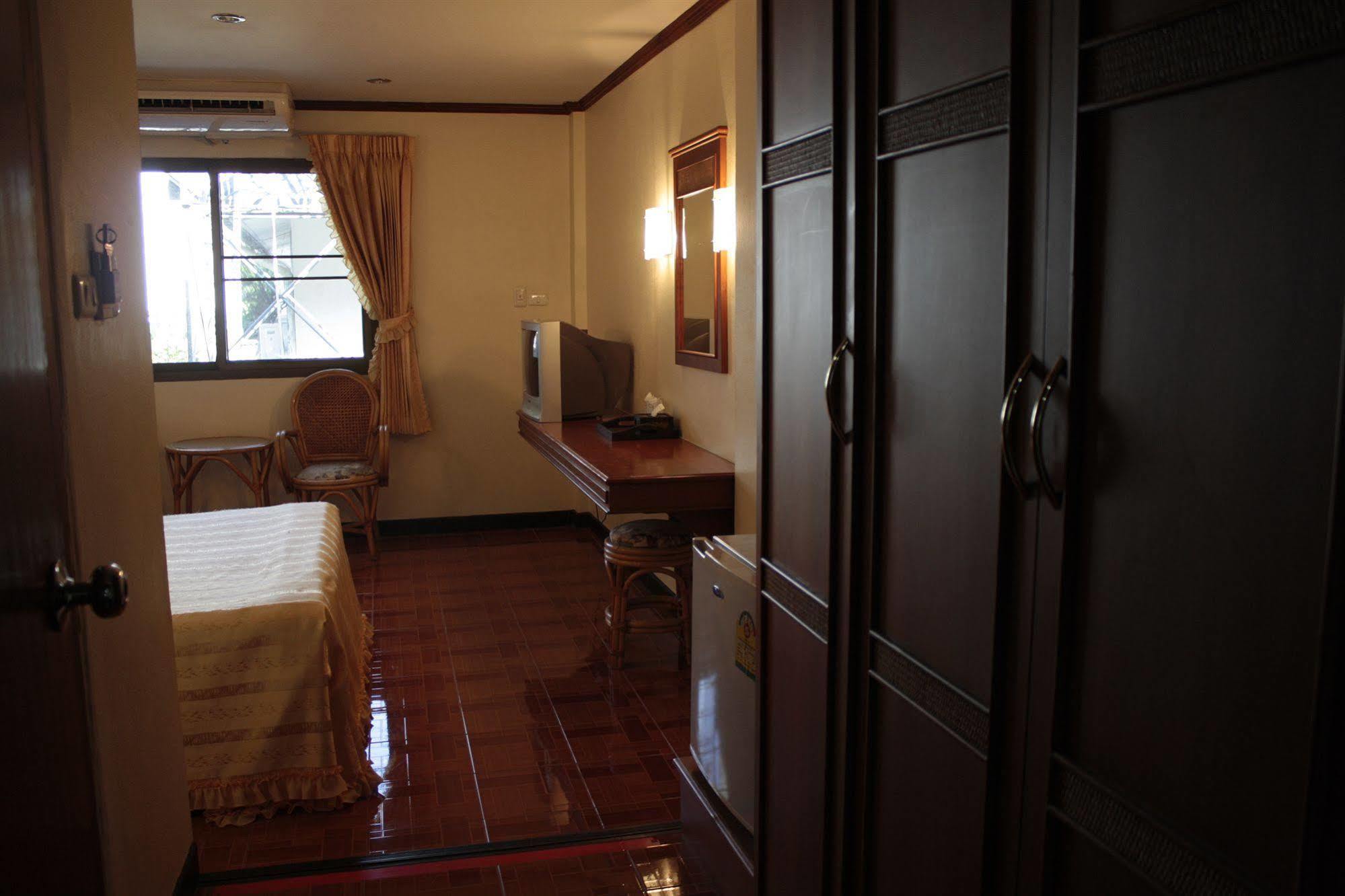 Roongruang Hotel Chiang Mai Exteriör bild