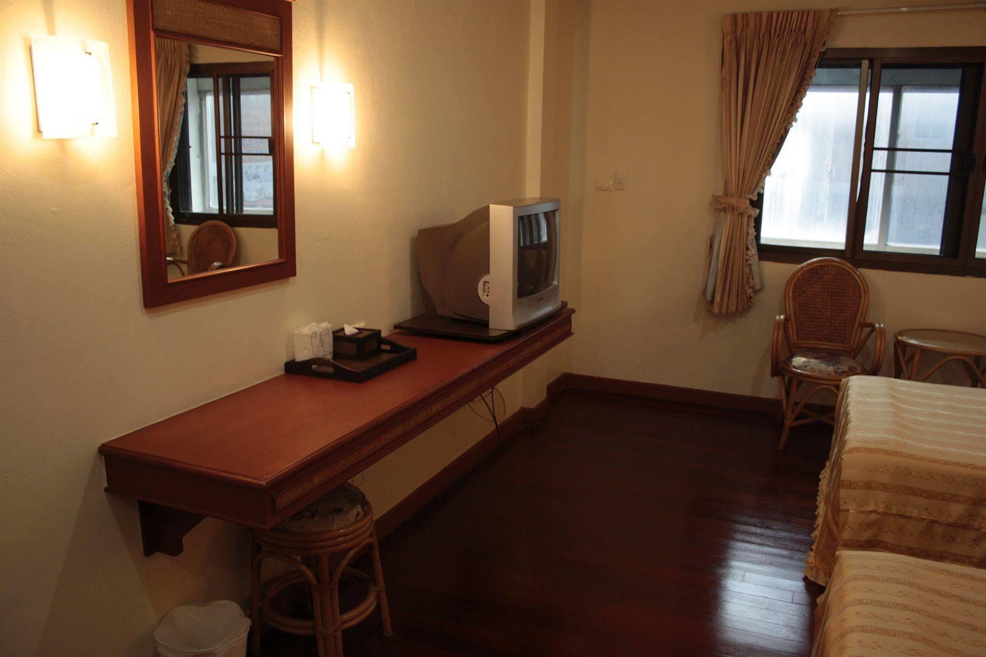 Roongruang Hotel Chiang Mai Exteriör bild