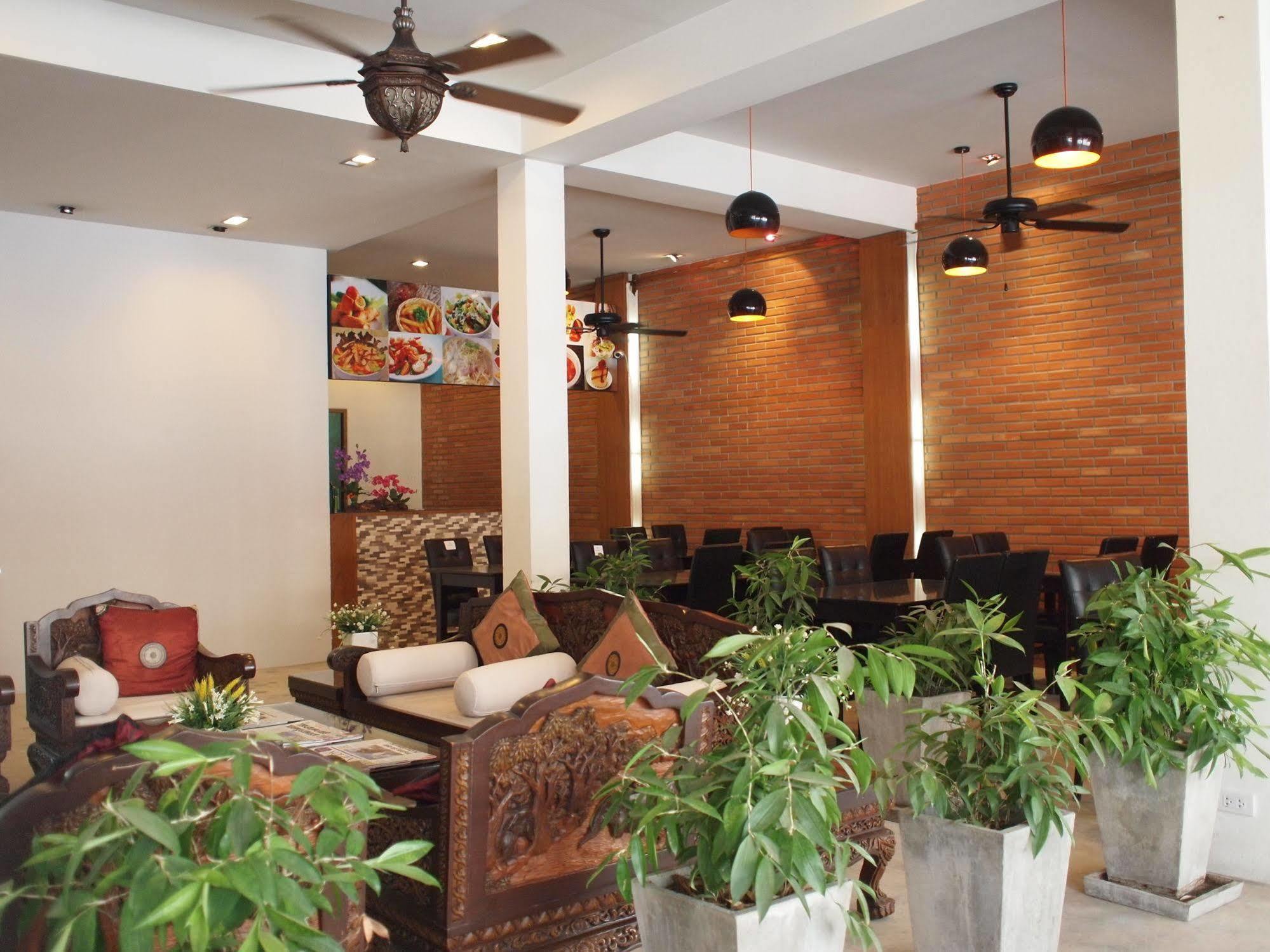 Roongruang Hotel Chiang Mai Exteriör bild